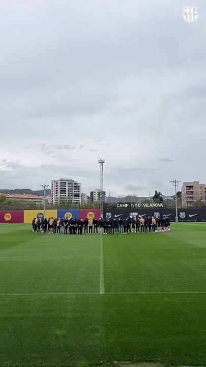 El emotivo minuto de silencio de la plantilla del Barça en tributo a Carles Miñarro