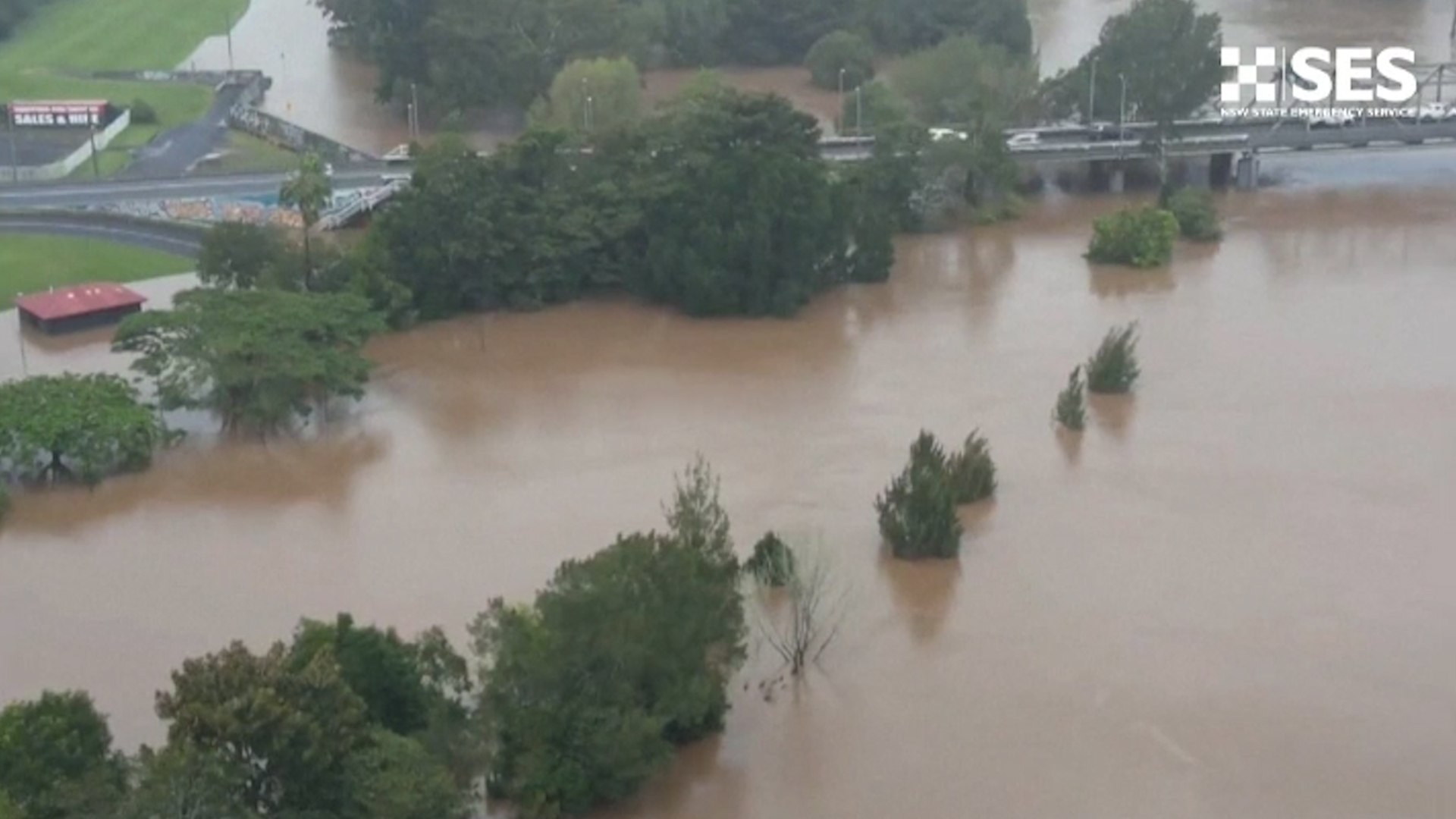 Más de 350.000 australianos se mantienen sin electricidad y bajo alerta ante inundaciones
