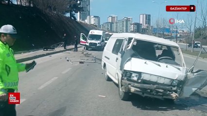 Gaziantep'te hafif ticari araç ile otomobil çarpıştı
