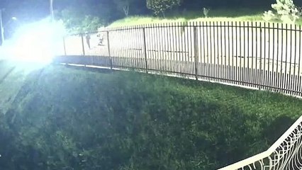 Câmera flagra motociclista atingindo moto estacionada durante “racha”