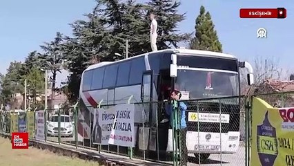 Eskişehir'de cezalı kadın antrenör, takımını otobüsün üzerinden yönetti