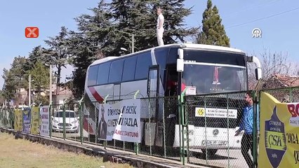 Cezalı kadın antrenör, takımını otobüsün üzerinden yönetti
