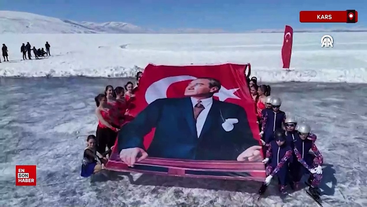 Senkronize Buz Pateni Kadın Milli Takımı sporcuları Çıldır Gölü'nde gösteri