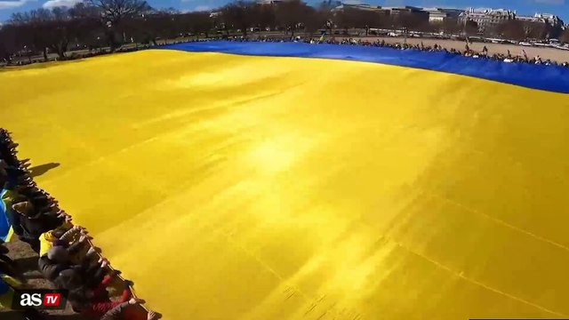 Despliegan una enorme bandera de Ucrania frente a la Casa Blanca