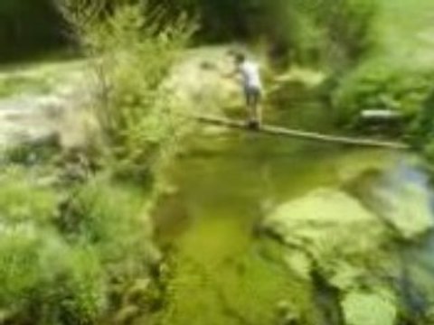 regis traverse une riviere