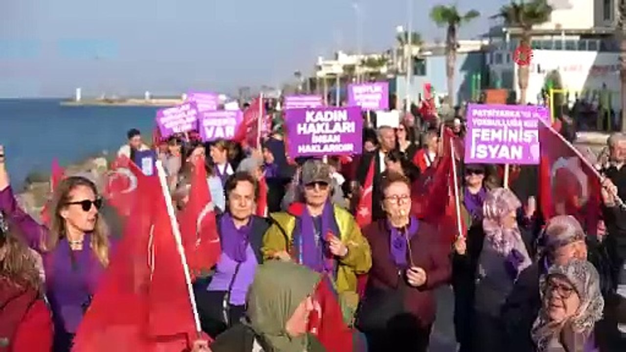 Güzelbahçe’de kadın hakları için tersine yürüyüş düzenlendi