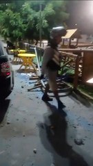 Motorista invade praça com carro e bate em moto, em Cruz das Almas