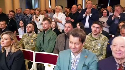 Zelenski se disculpa con ironía por no vestir "traje", un guiño a su visita a la Casa Blanca