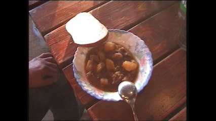 Bogrács Gulyás über dem Feuer kochen