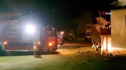 Mahalleliyi sokağa döken yangın: İki katlı ev alev topuna döndü