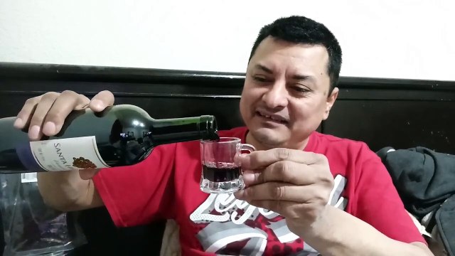 Abriendo Una Botella De Vino Tinto Santa Helena Carmenere De Chile Muchas Gracias La Madrileña #wine