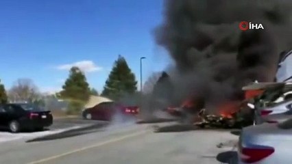 Pensilvanya’da kapısı açık havalanan küçük uçak otoparka çakıldı