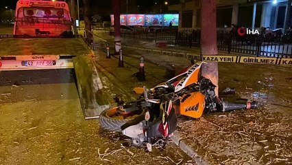 Kontrolden çıkan motosiklet ağaca saplandı! 2 yaralı