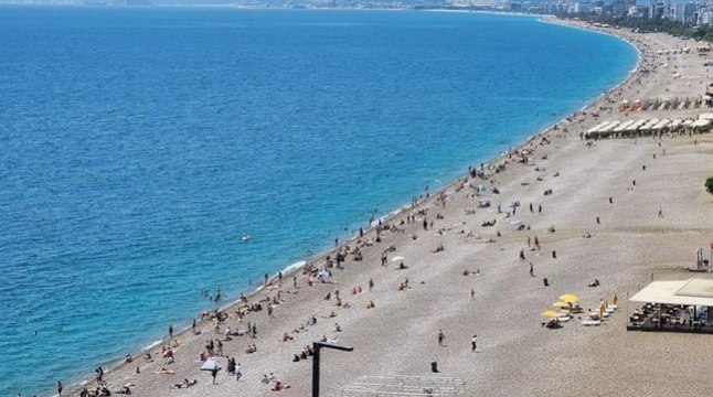 Sıcaklık 20 dereceyi buldu: Antalya'da sahiller doldu