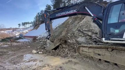 Heyelanda kapanan yol trafiğe açıldı
