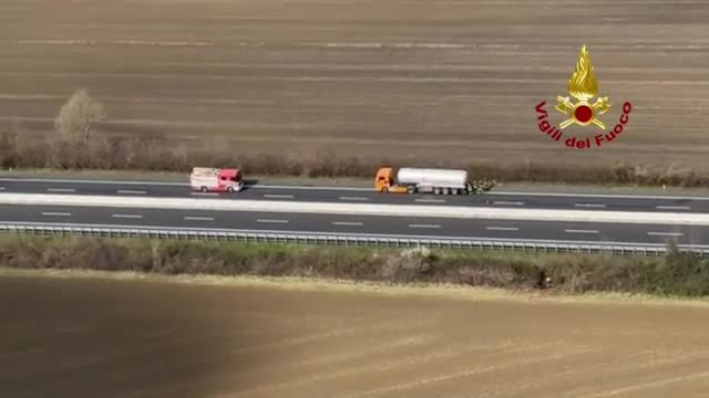 Portogruaro, schianto tra camion sull'autostrada A4: il video dall'elicottero dei vigili del fuoco