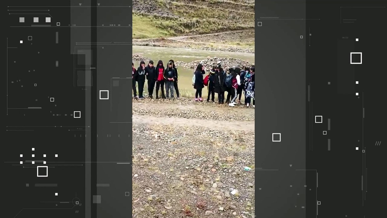 Denuncian que la laguna de Misicuni se desbordo y terminó anegando un puente peatonal