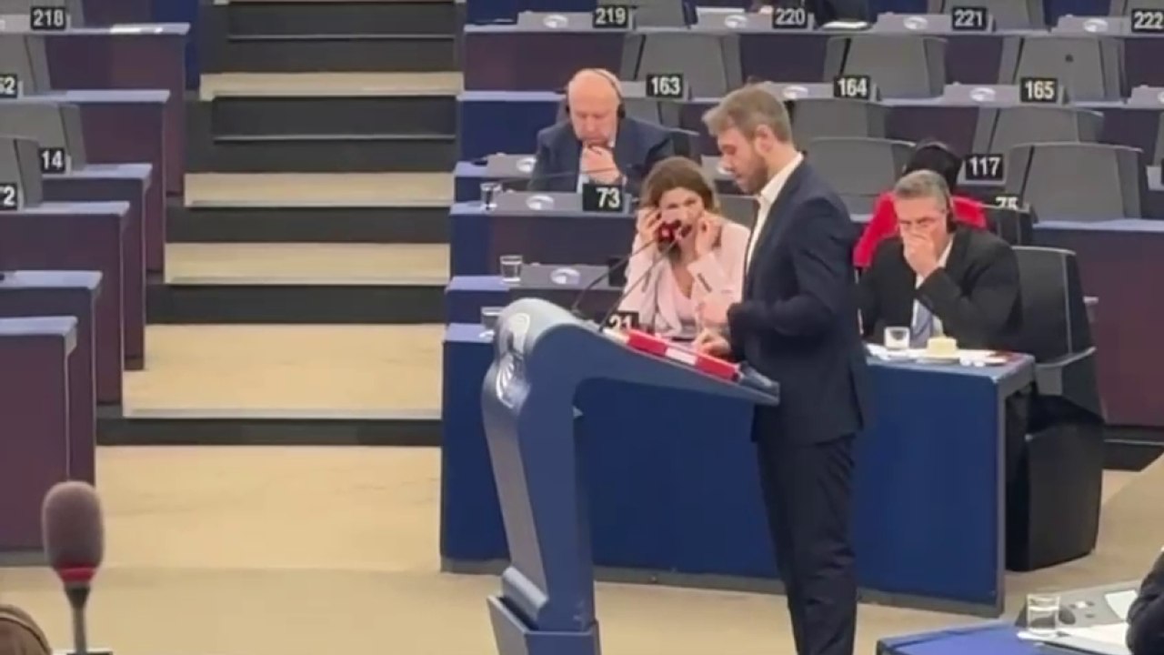 M5S consegna una bandiera Ue e della pace alla Commissione: il video della protesta a Strasburgo