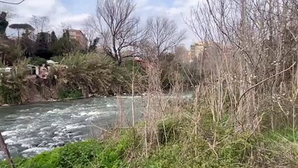 Aniene, ecco l'accampamento abusivo (con discarica) nella riserva naturale a Montesacro