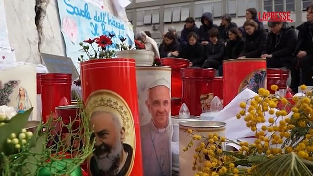 Papa Francesco, il rosario dei fedeli davanti al Policlinico Gemelli