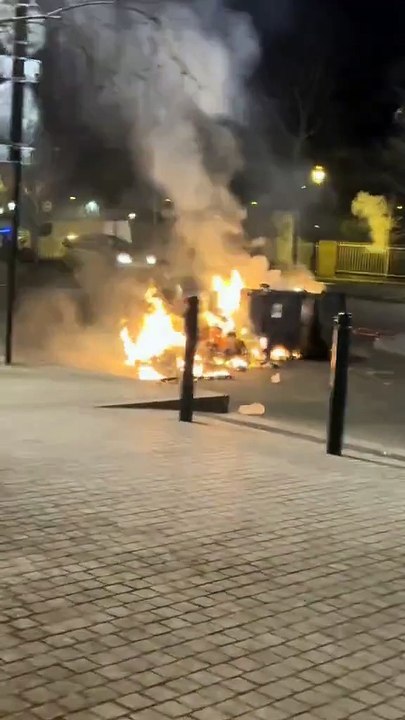Début d'émeutes cette nuit dans le quartier du Val Fourré à Mantes-la-Jolie : Poubelles brûlées, tirs de mortiers, policiers pris à partie et des habitants désespérés face aux violences...
