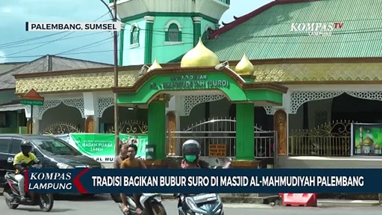 Tradisi Bagikan Bubur Suro di Masjid Al-Mahmudiyah Palembang