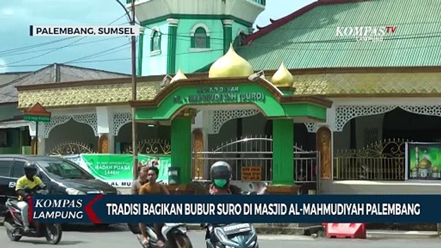 Tradisi Bagikan Bubur Suro di Masjid Al-Mahmudiyah Palembang