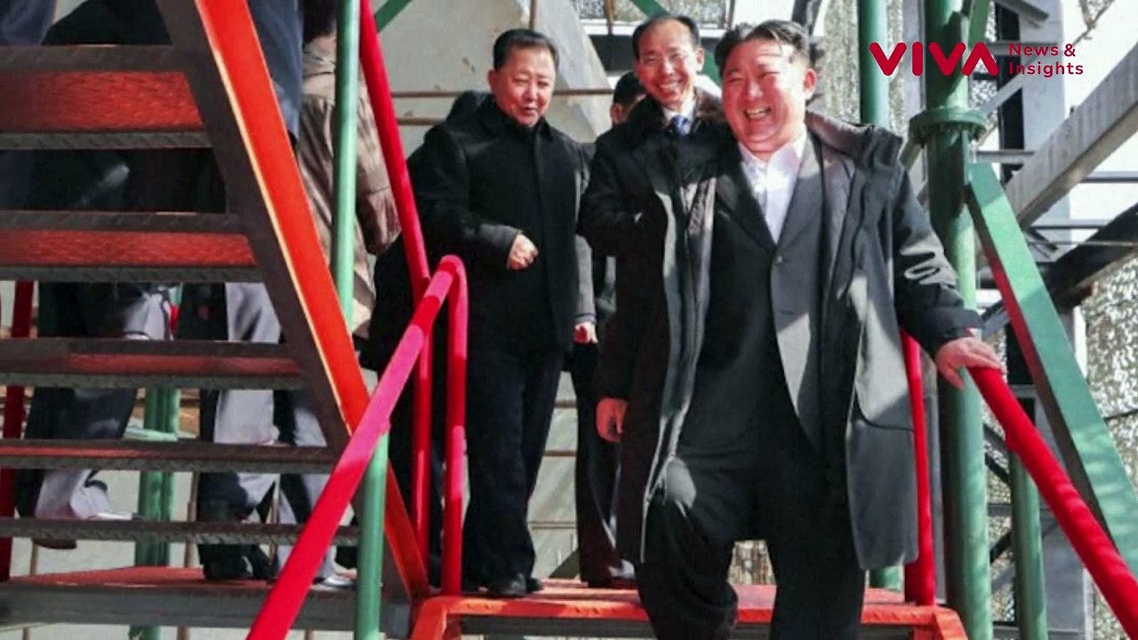 Kim Jong Un Sumringah Pamer Kapal Selam Nuklir Terbaru