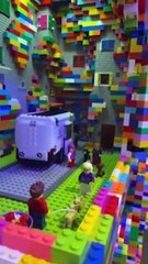 Ve una pared rota con un agujero y solo necesita unos cuantos Legos para crear una autentica obra de arte