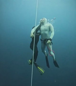 Las increíbles imágenes de un apneísta al borde del ahogo que es rescatado en el último instante por un buzo