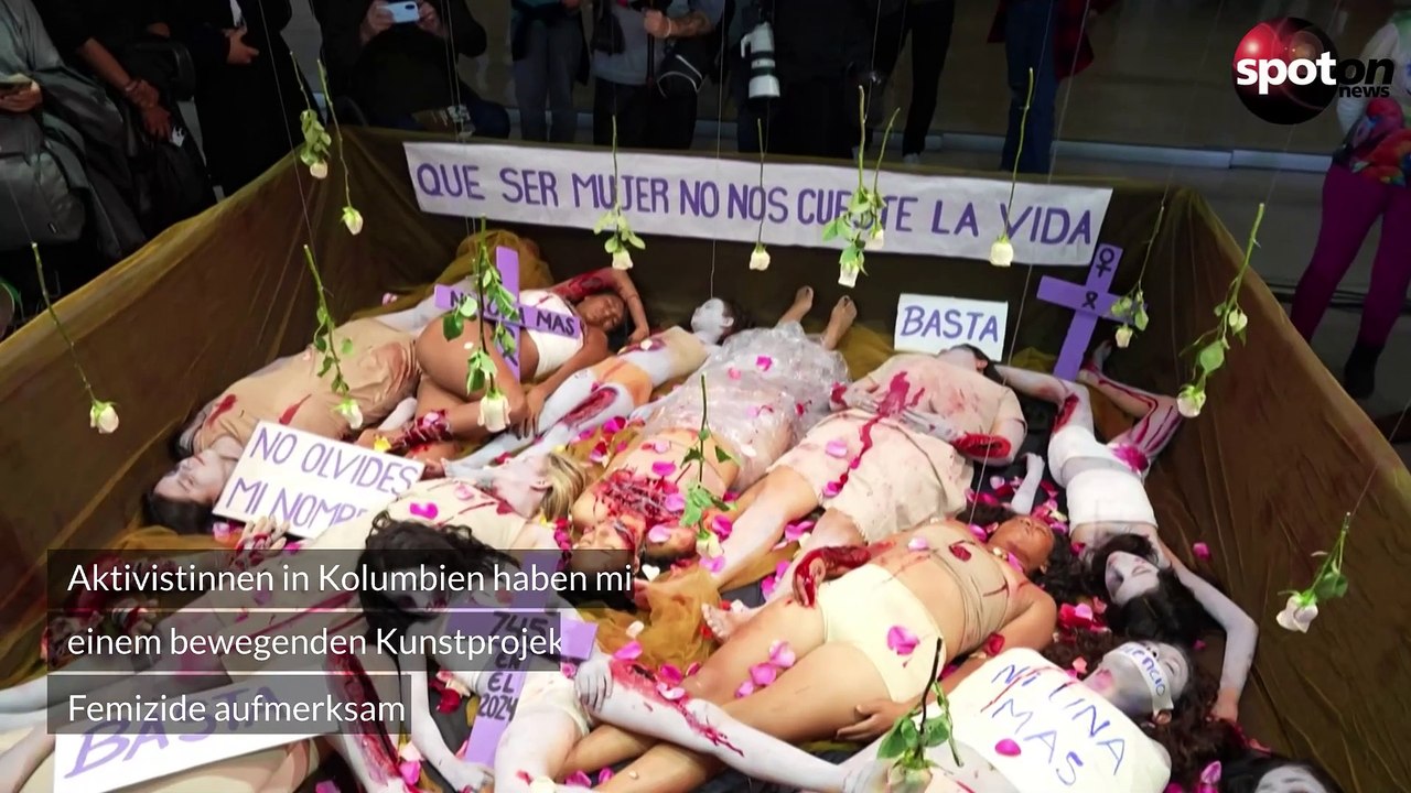 Schockierende kunstaktion: frauen stellen massengrab in bogotá nach