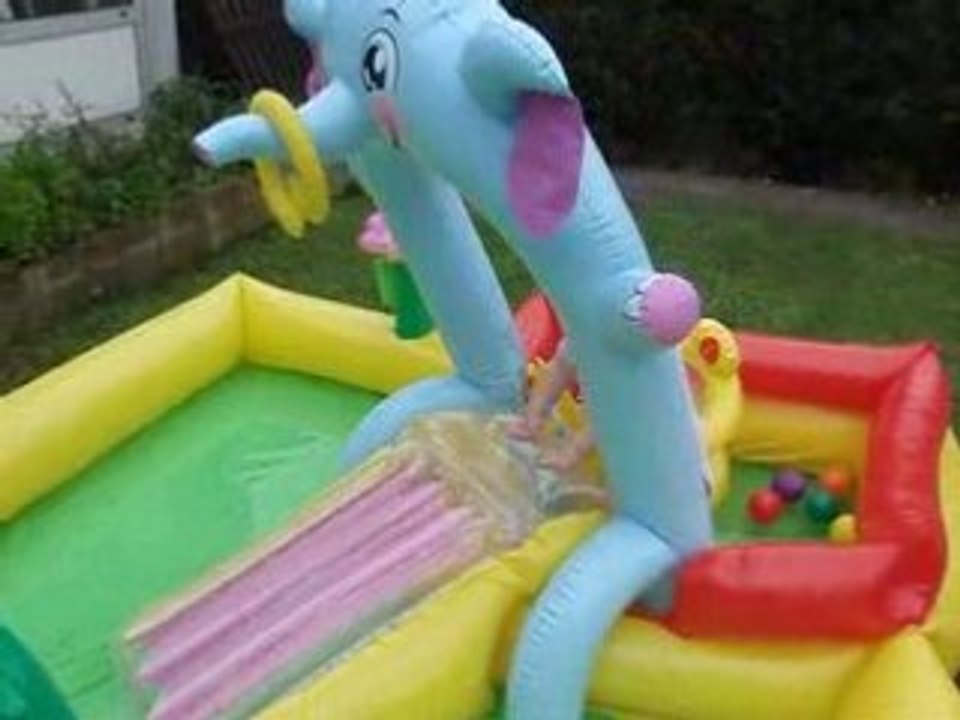 Ethan dans sa piscine suite