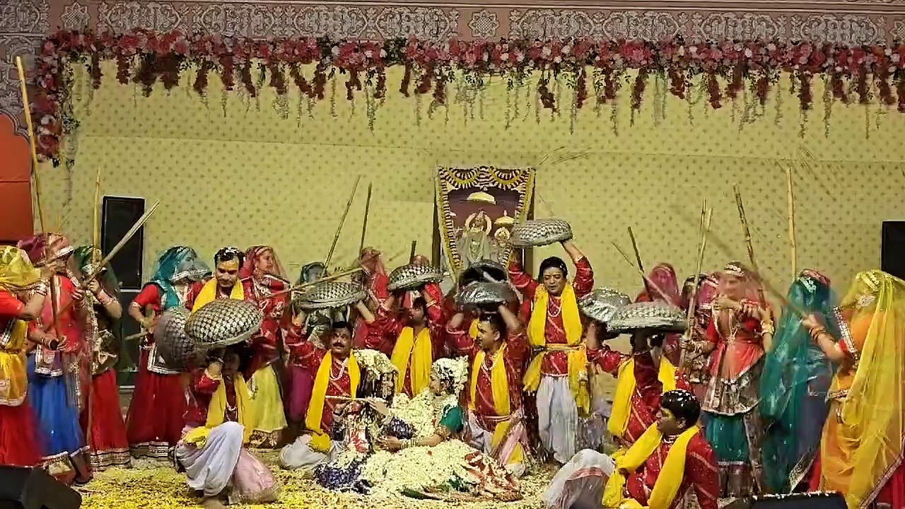 गोविंद के दरबार में जीवंत हुई बरसाना की लट्ठमार होली, 60 कलाकारों ने बिखेरे ब्रज संस्कृति के रंग