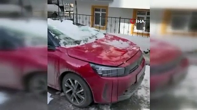 Çatıdan düşen kar kütlesi otomobili kullanılamaz hale getirdi