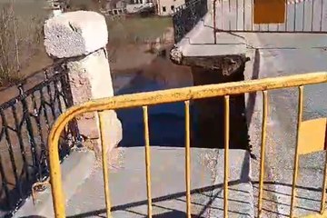 Cortada la carretera N-110 después de que la lluviase lleve un trozo de puente en San Esteban