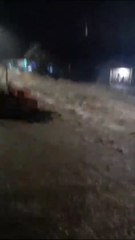 VÍDEO: Alagamento forma “onda” em Garuva, suspende aulas e deixa desabrigados