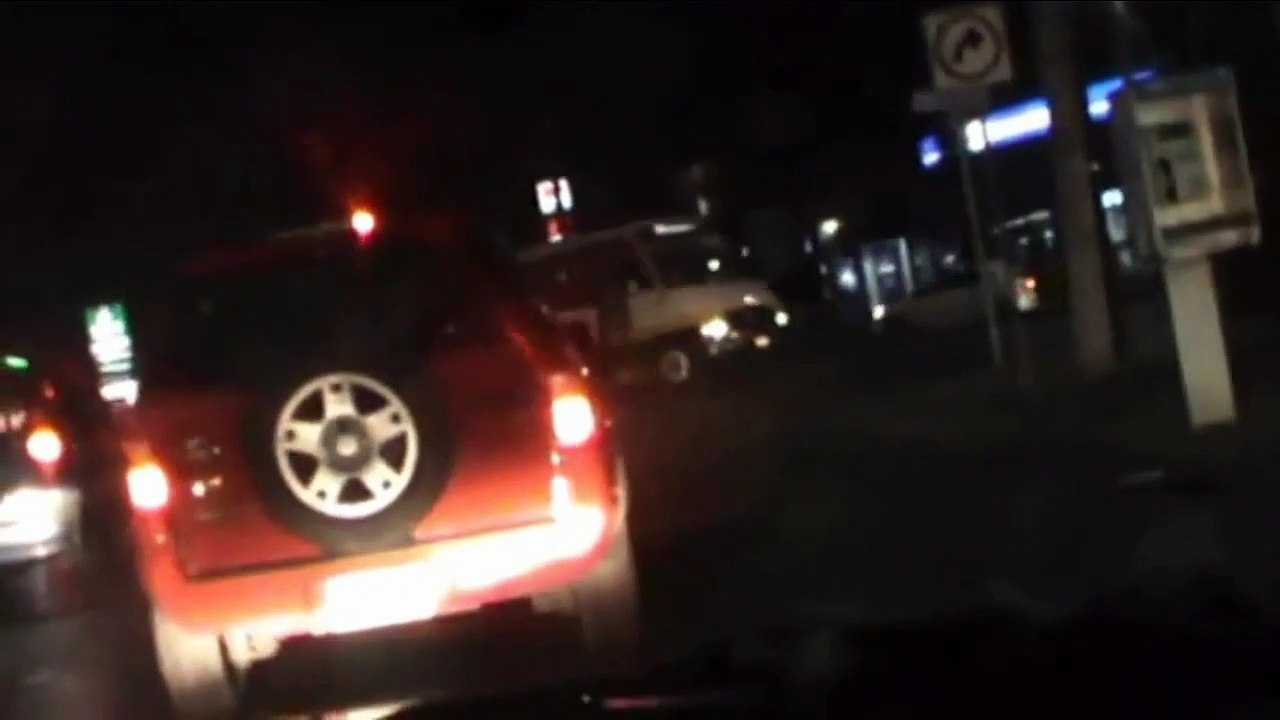 21.- La mini reportera, en un recorrido en auto por una de las avenidas de Mérida Yucatán, México