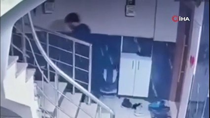 Apartmana giren hırsız ayakkabıyı böyle çaldı! O anlar kamerada