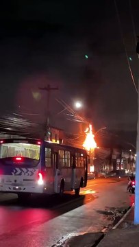Incêndio atinge poste e assusta moradores da Santa Lúcia, em Maceió