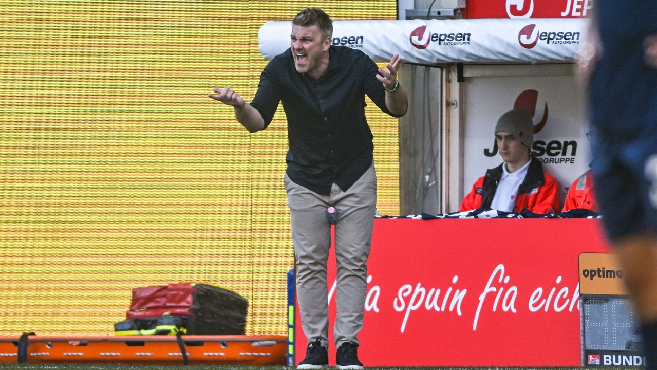 Kwasniok stinksauer über Rasenqualität: 'Ein absoluter Skandal'