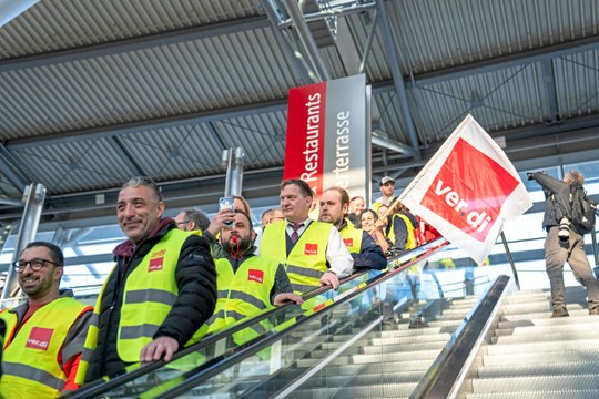 Warnstreiks an 13 deutschen Flughäfen legen Flugverkehr lahm