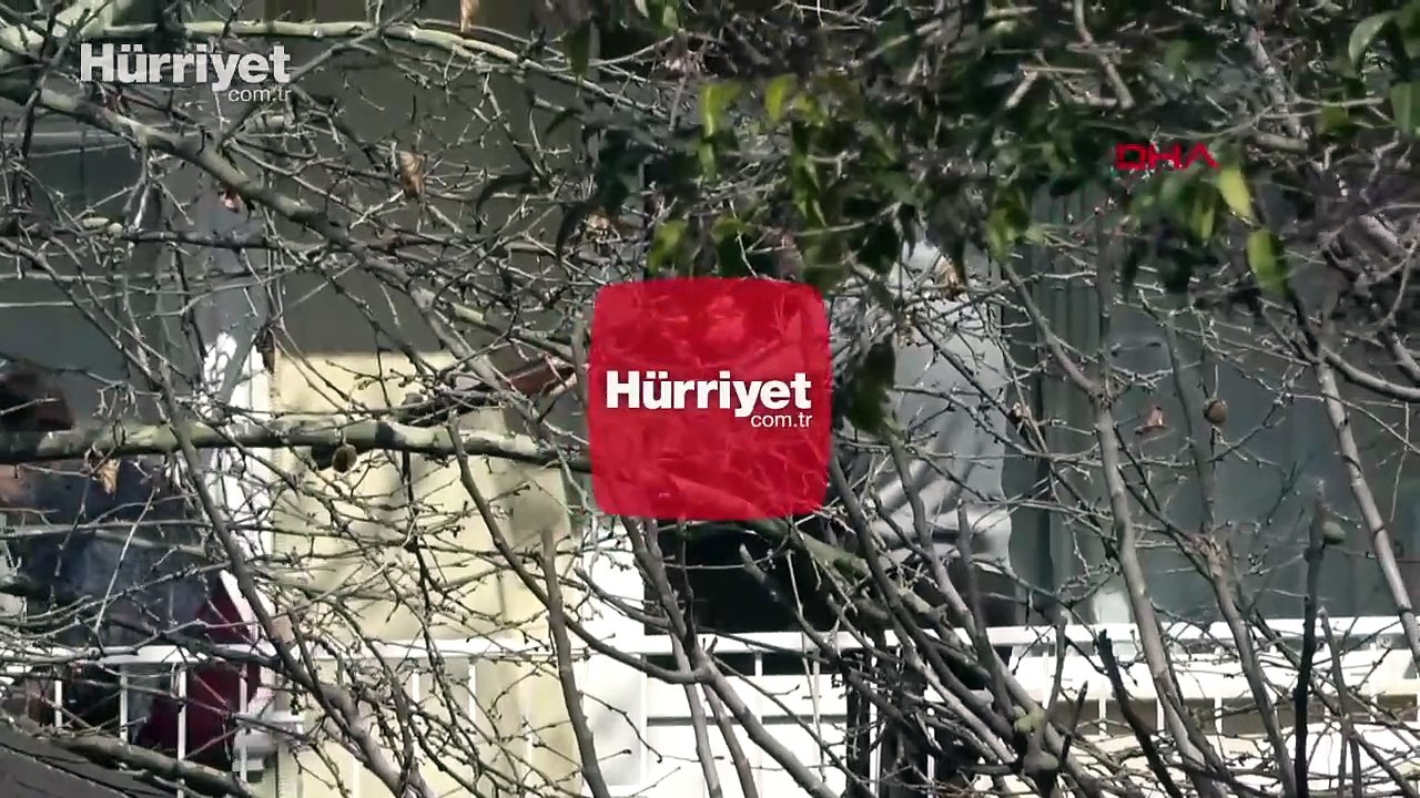 Çanakkale'de sokaktaki bir kişi, bir evin balkonundan av tüfeğiyle açılan ateş sonucu yaralandı