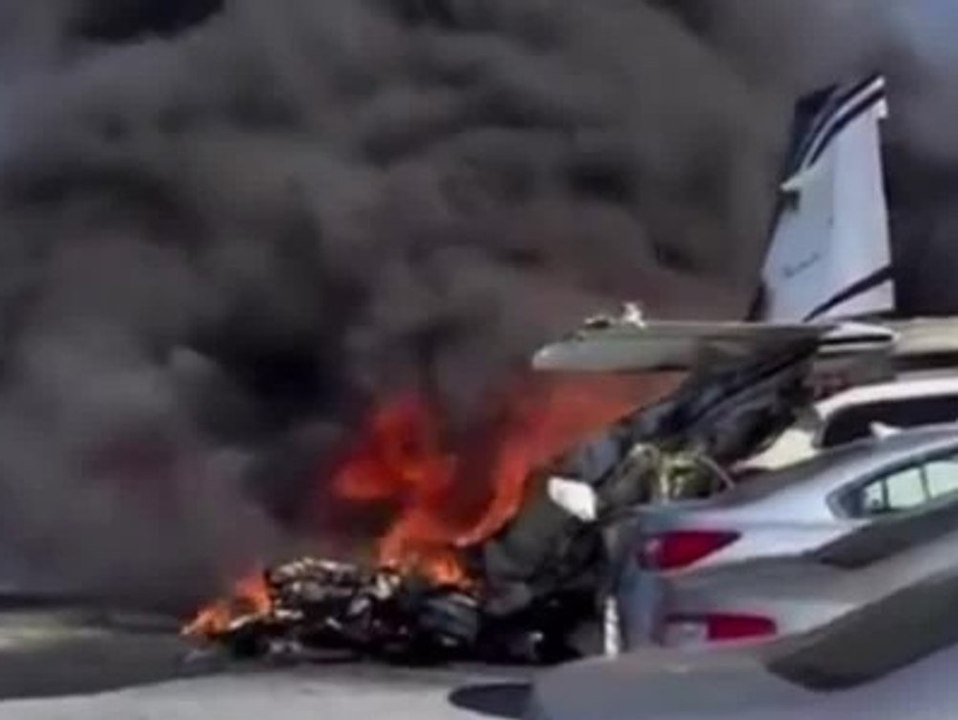 Vor Seniorenwohnanlage: Flugzeug mit fünf Passagieren abgestürzt