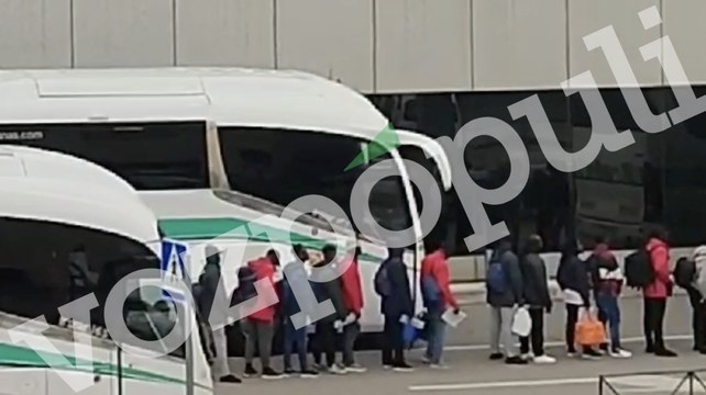 A plena luz del día: así reparte el Gobierno migrantes desde Barajas mientras 'pasa' de los sintecho