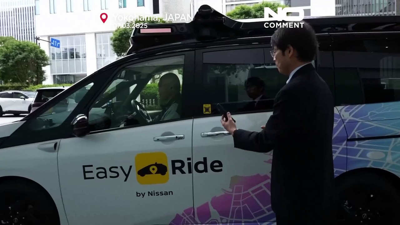 Selbstfahrendes Auto navigiert mit modernster Technologie durch die Straßen von Yokohama
