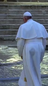 Vídeo em que papa Francisco reza sozinho na pandemia viraliza e emociona católicos: Nossa vez de rezar