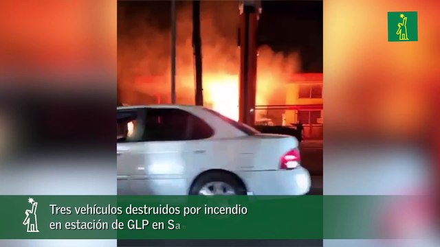Tres vehículos destruidos por incendio en estación de GLP en Santiago
