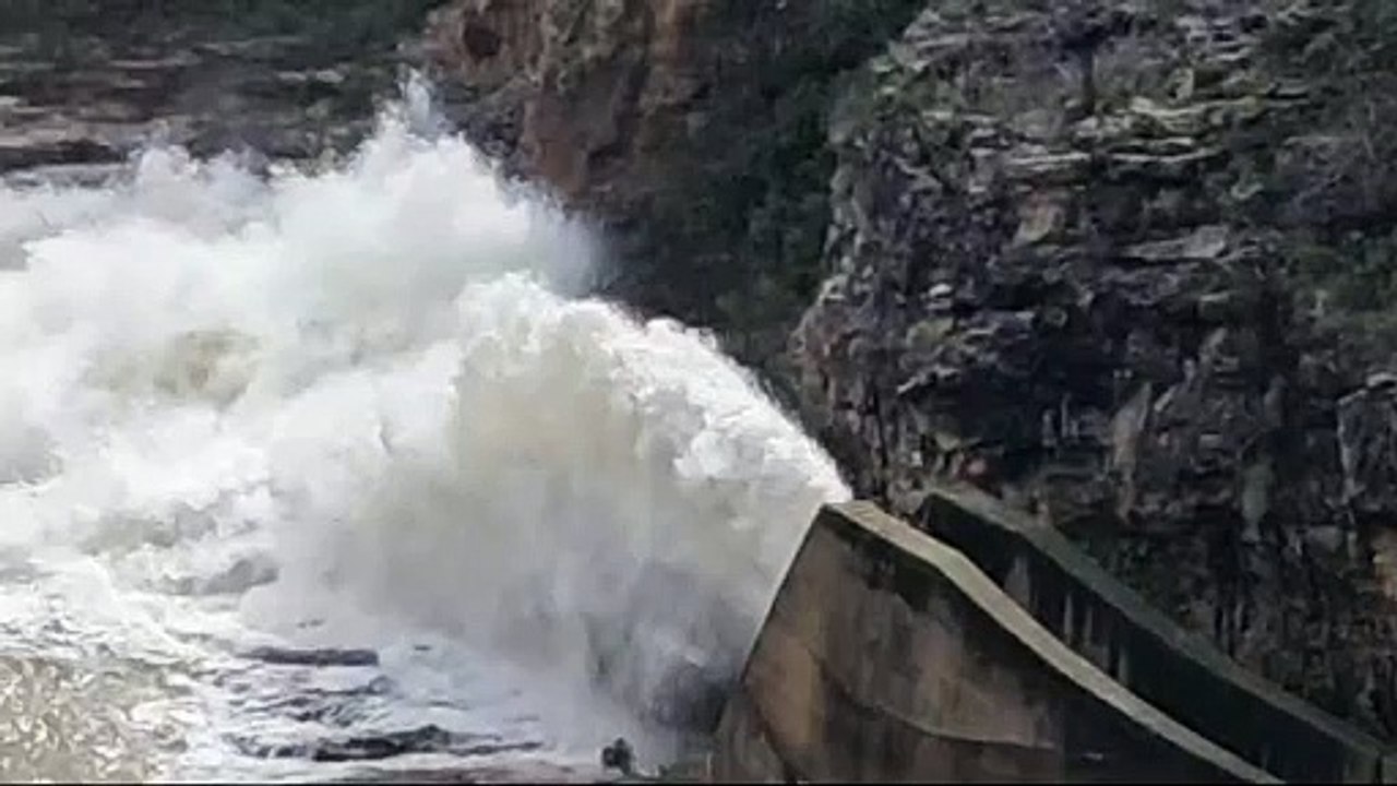 El embalse de Alcorlo desembalsa agua por su aliviadero
