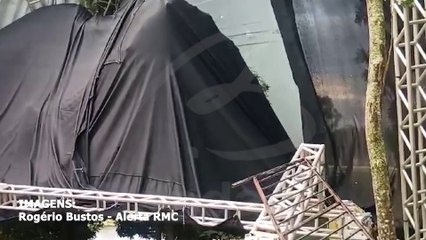 Palco desaba após chuva com vento forte em Pinhais