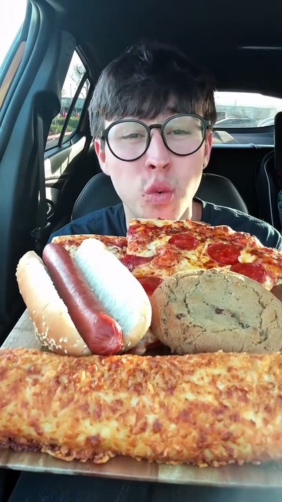 Follow for more ASMR videos🌮🍟 Credits: @caloriecarnage #mukbang #asmr #fastfood #asmreating